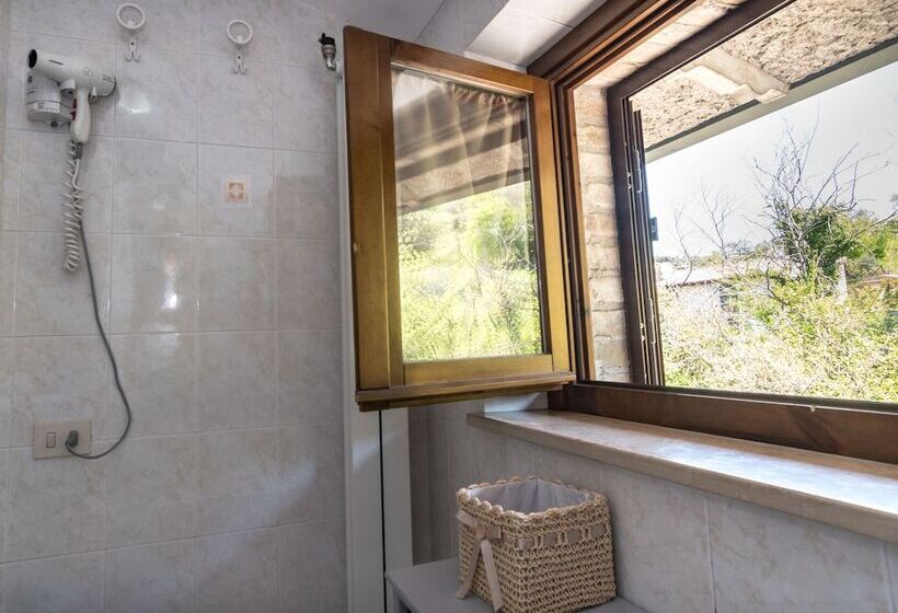 اتاق استاندارد سه نفره, La Piaggia