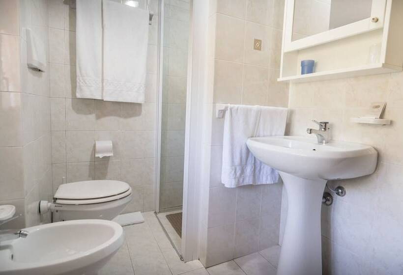 اتاق استاندارد سه نفره, La Piaggia