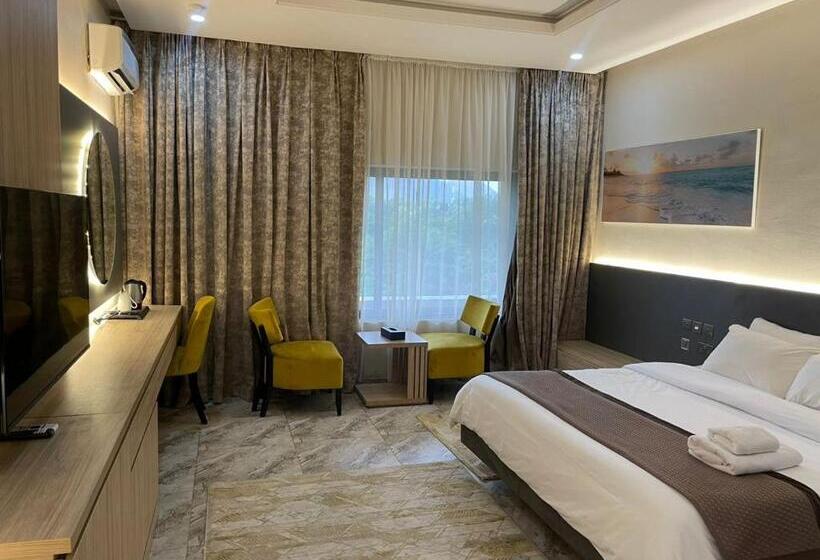 اتاق یک تخته با چشم‌انداز باغ, Arcade Sinclair