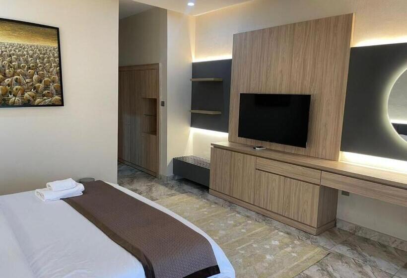 اتاق یک تخته با چشم‌انداز باغ, Arcade Sinclair