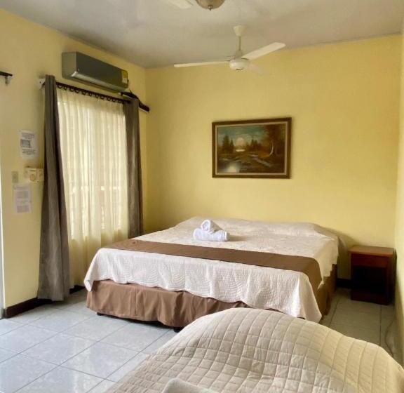 חדר קומפורט לשלושה, Malinche