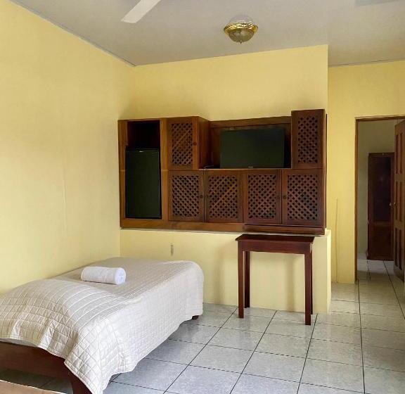 חדר קומפורט לשלושה, Malinche