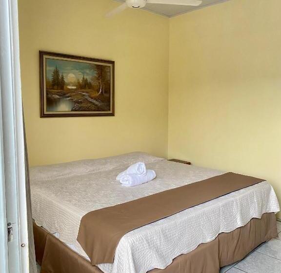 חדר קומפורט לשלושה, Malinche