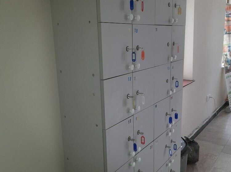 تختخواب در اتاق مشترک, White City Hostel