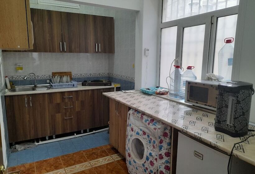 تختخواب در اتاق مشترک, White City Hostel