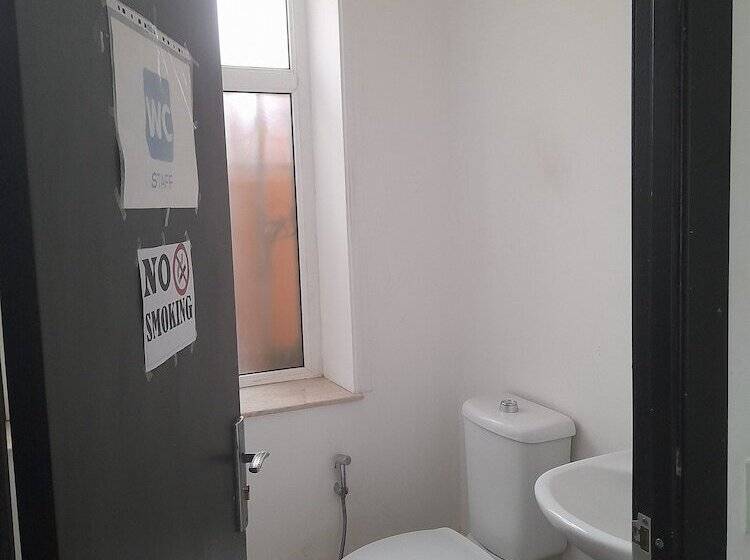 تختخواب در اتاق مشترک, White City Hostel