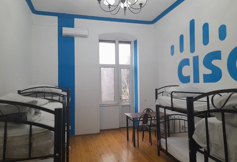 تختخواب در اتاق مشترک, White City Hostel