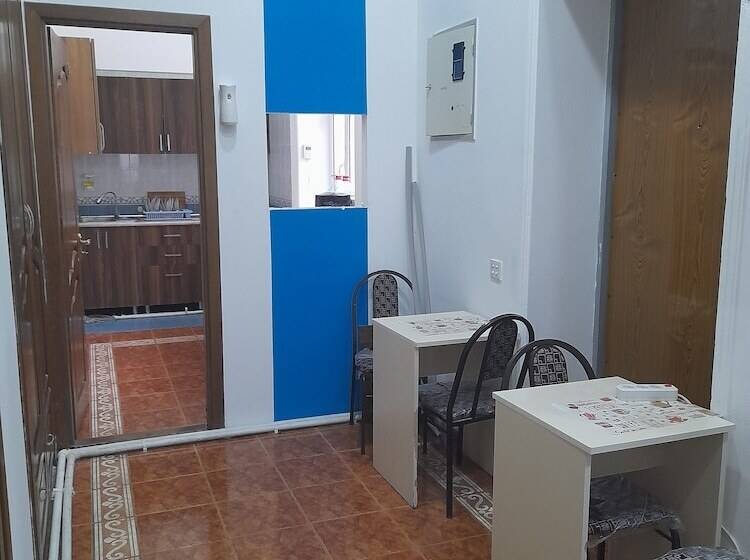 تختخواب در اتاق مشترک, White City Hostel