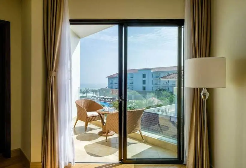 اتاق لوکس با تخت بزرگ, Renaissance Hoi An Resort & Spa