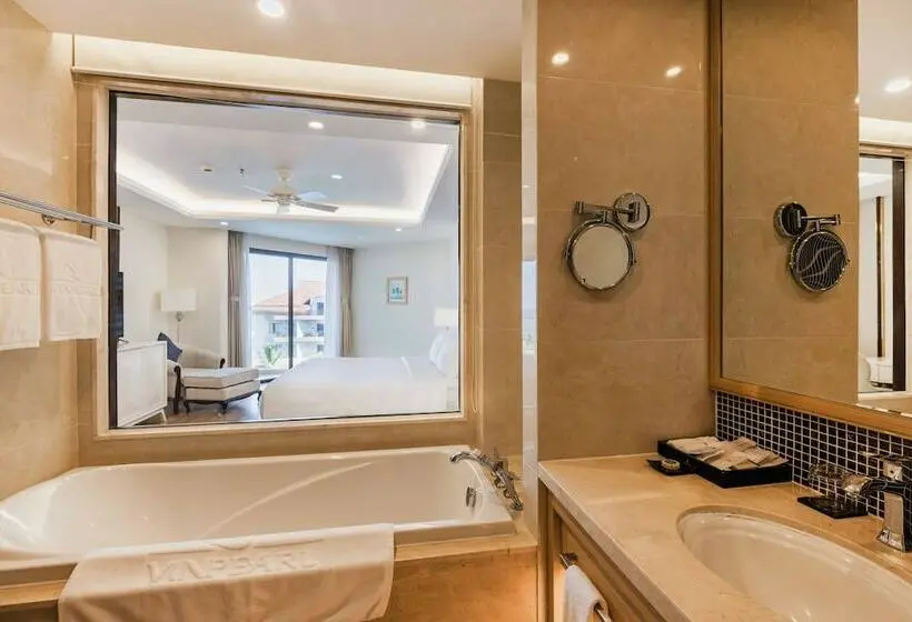 اتاق لوکس با تخت بزرگ, Renaissance Hoi An Resort & Spa