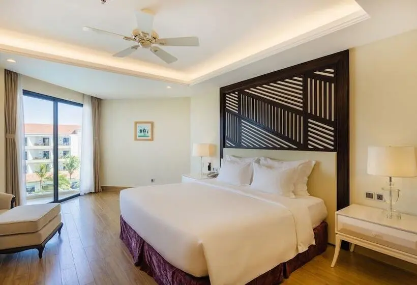 اتاق لوکس با بالکن و چشم‌انداز دریا, Renaissance Hoi An Resort & Spa