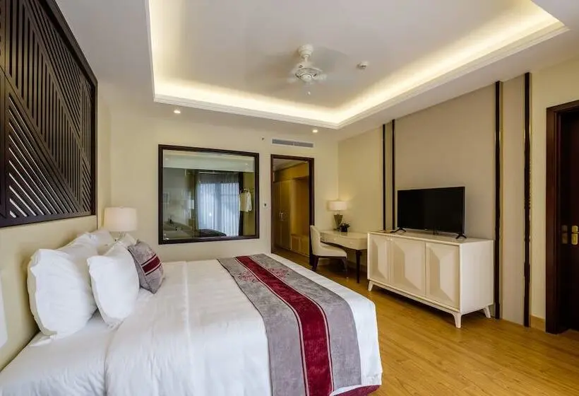 اتاق لوکس با بالکن و چشم‌انداز دریا, Renaissance Hoi An Resort & Spa