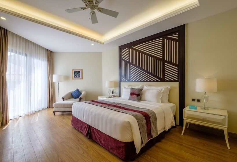 اتاق لوکس با بالکن و چشم‌انداز دریا, Renaissance Hoi An Resort & Spa