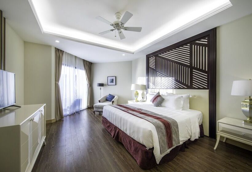 اتاق لوکس با بالکن و چشم‌انداز دریا, Renaissance Hoi An Resort & Spa