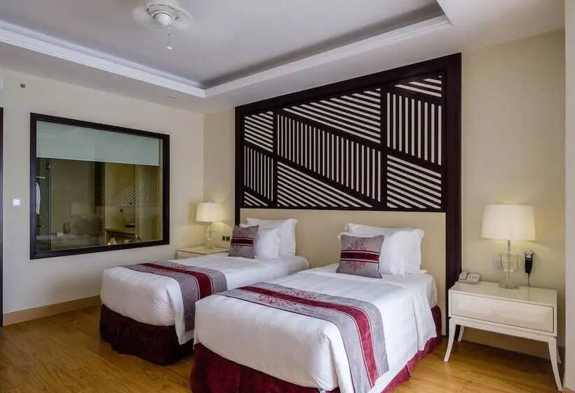 اتاق لوکس با بالکن و چشم‌انداز دریا, Renaissance Hoi An Resort & Spa