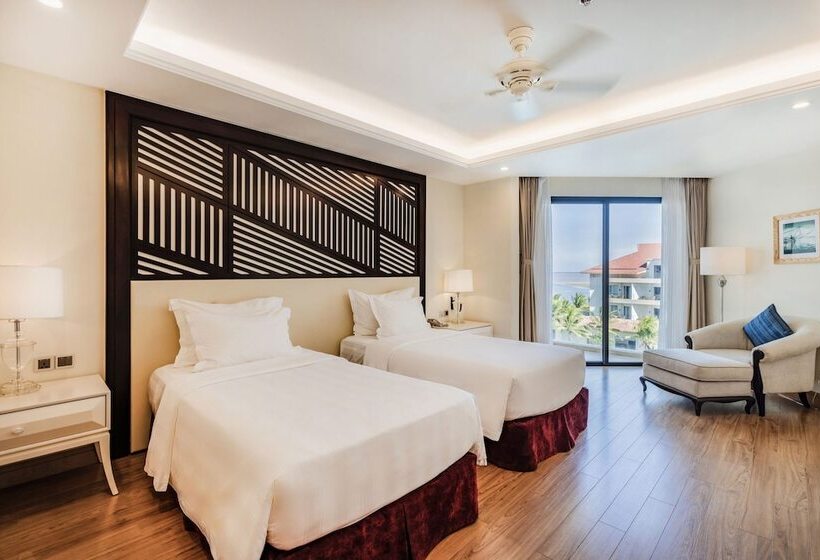 اتاق لوکس با بالکن و چشم‌انداز دریا, Renaissance Hoi An Resort & Spa