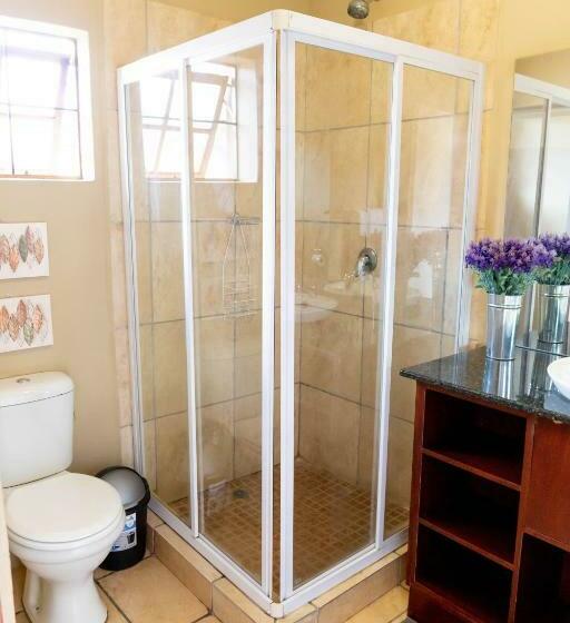 اتاق استاندارد یک نفره, Tambati Overnight And Conference Center