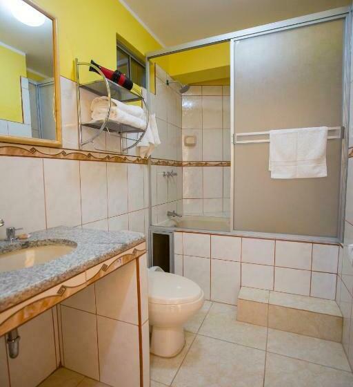 اتاق یک تخته با چشمانداز باغ, Morales