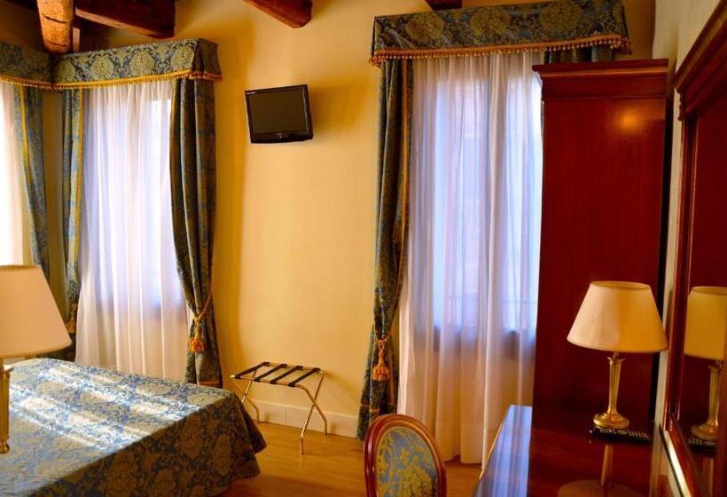 اتاق لوکس با چشم‌انداز, B&b Le Marie