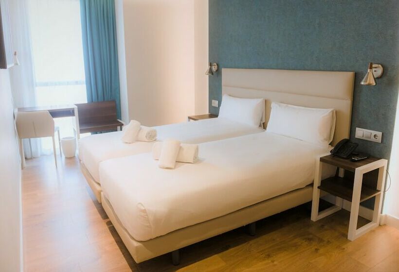 اتاق استاندارد با بالکن, Arya Stadium