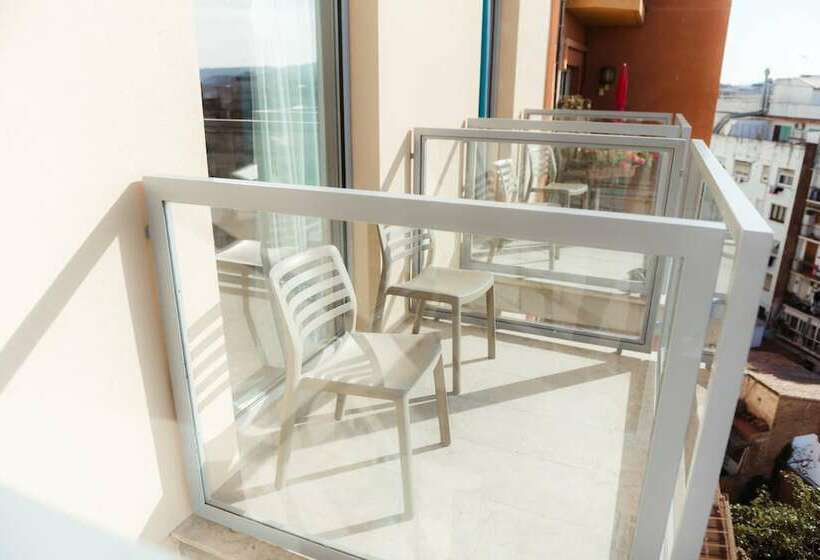 اتاق استاندارد با بالکن, Arya Stadium