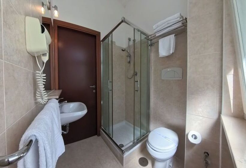 可看到停车场的标准间, Capo Circeo