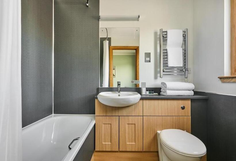 غرفة قياسية ثلاثية ذات اطلالة, Clan Macduff