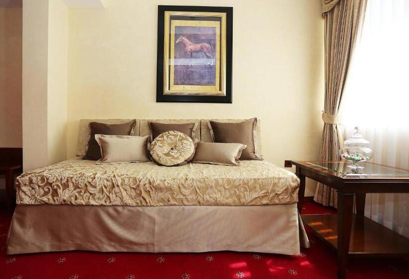 带阳台的三人标准间, Niko