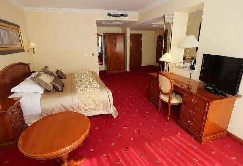 带阳台的三人标准间, Niko