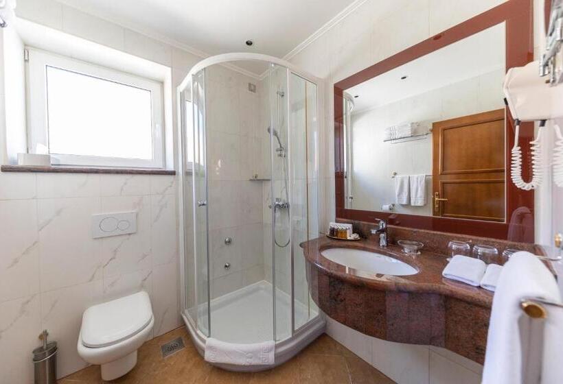 带阳台的三人标准间, Niko