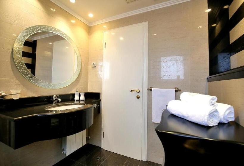 带海景的复工套房, Niko