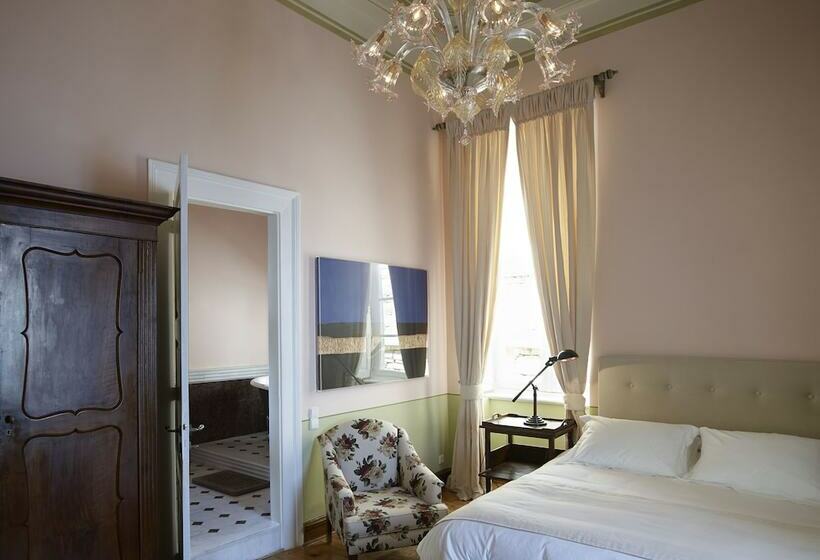 اتاق لوکس با چشم‌انداز دریا, Ploes