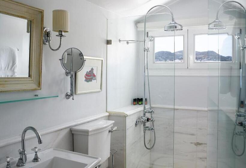 اتاق لوکس با چشم‌انداز دریا, Ploes