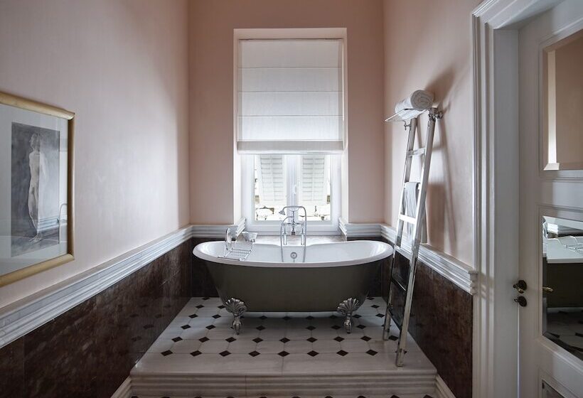 اتاق لوکس با چشم‌انداز دریا, Ploes