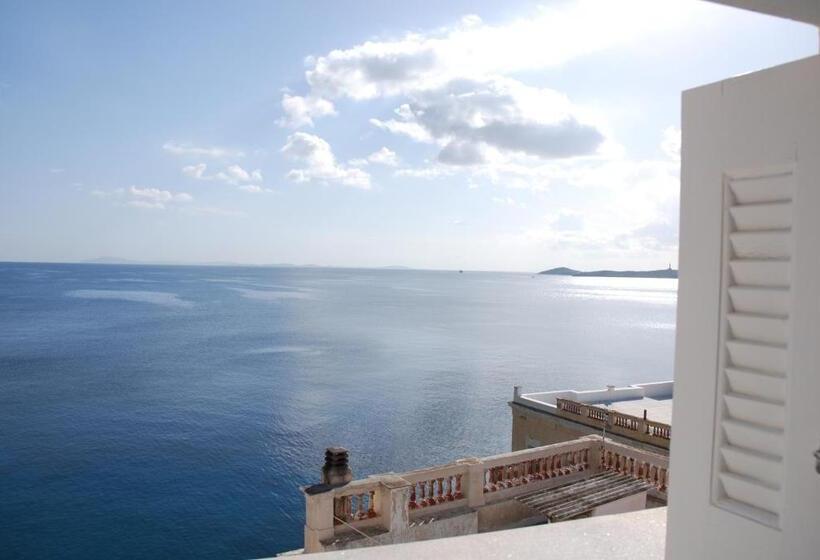 اتاق لوکس با چشم‌انداز دریا, Ploes