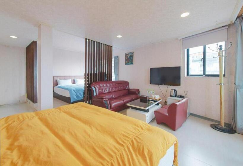 اتاق استاندارد چهار تخته با چشمانداز دریا, Arabian Nights In Jiufen