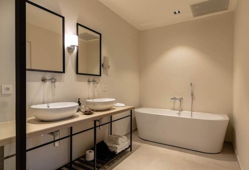 جناح ديلوكس, Franq