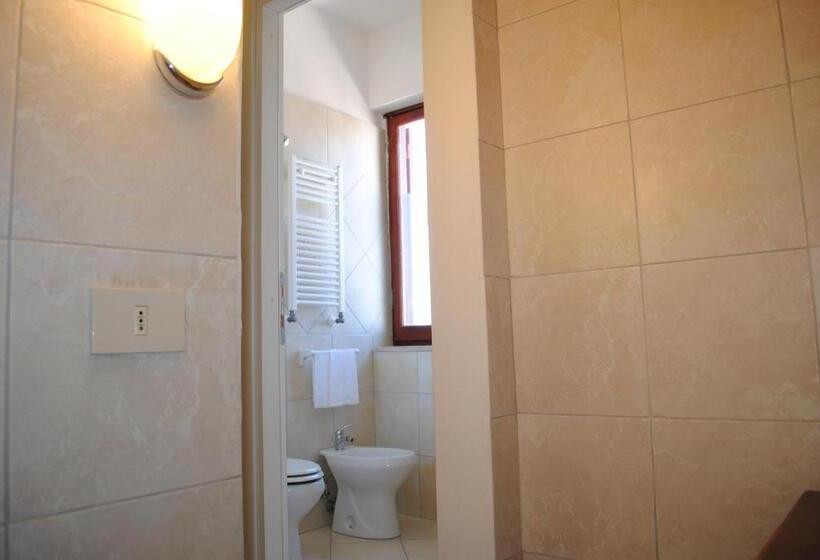 标准三人间, Mastropeppe