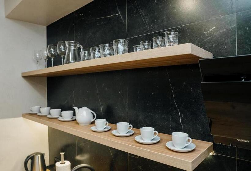 استودیوی استاندارد, Westhills Cottage Town & Spa