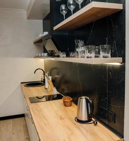 استودیوی استاندارد, Westhills Cottage Town & Spa