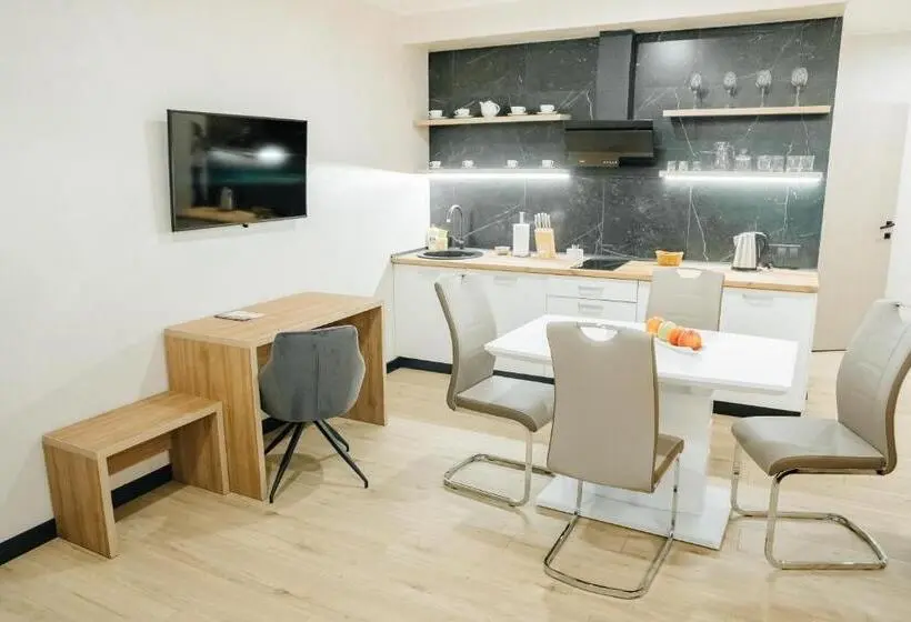 スタンダードスタジオ, Westhills Cottage Town & Spa