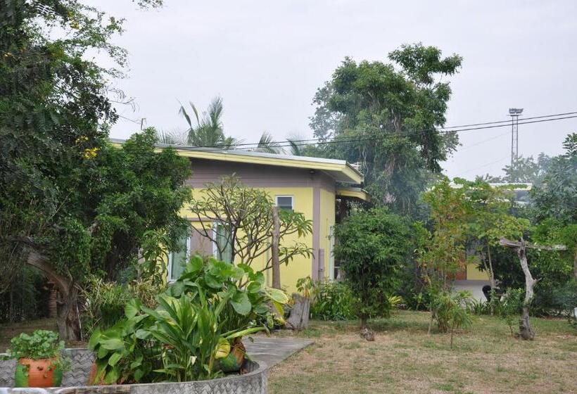 بنجلو قياسى مطلّ علي الحديقة, Feel Good Resort