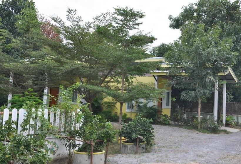 بنجلو قياسى مطلّ علي الحديقة, Feel Good Resort