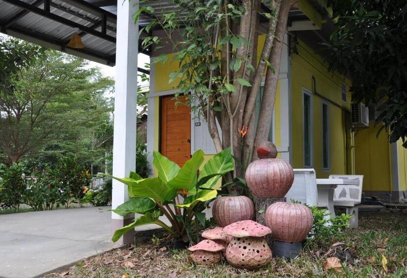 بنجلو قياسى مطلّ علي الحديقة, Feel Good Resort