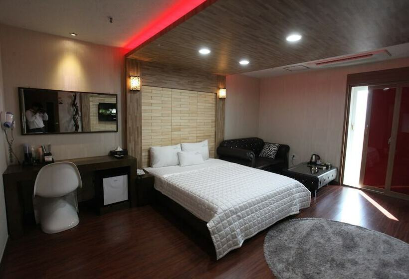 חדר דלוקס, Cnn