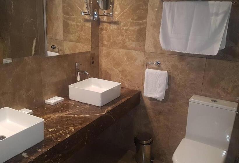 سوییت, The Manoel Boutique