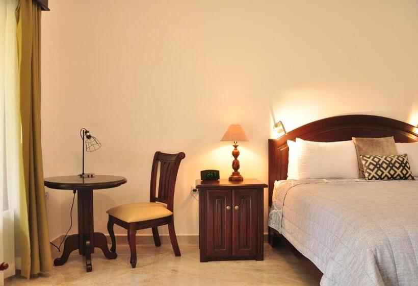 חדר דחוקס עם מיטת קינג, Paradise Hot Springs