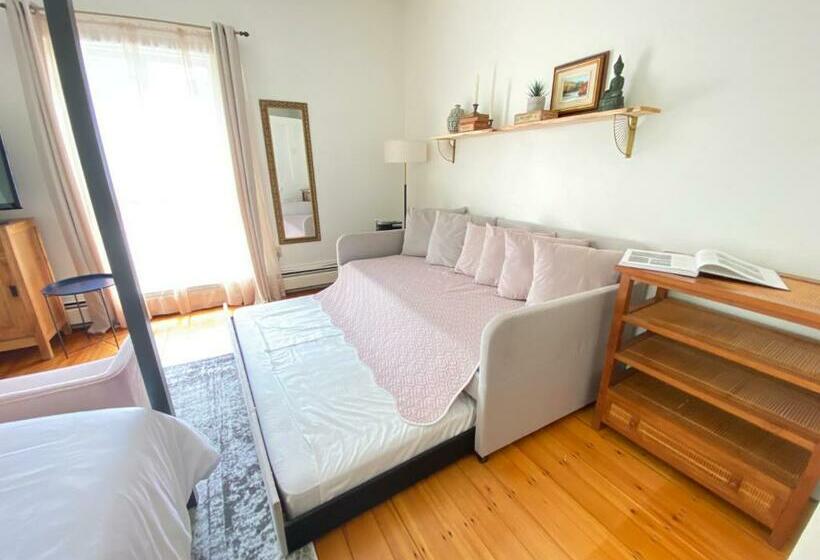 디럭스 룸, The Montague Rose Inn & Cafe