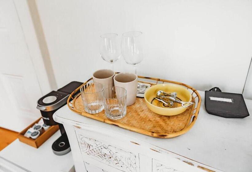 수피리어 룸, The Montague Rose Inn & Cafe