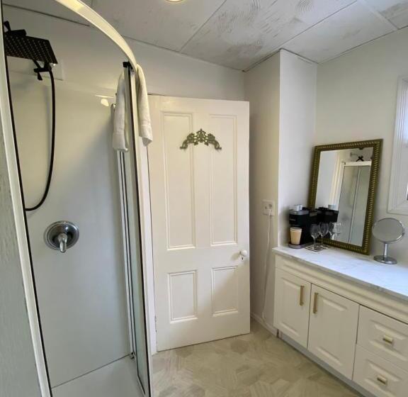 스탠다드 룸, The Montague Rose Inn & Cafe